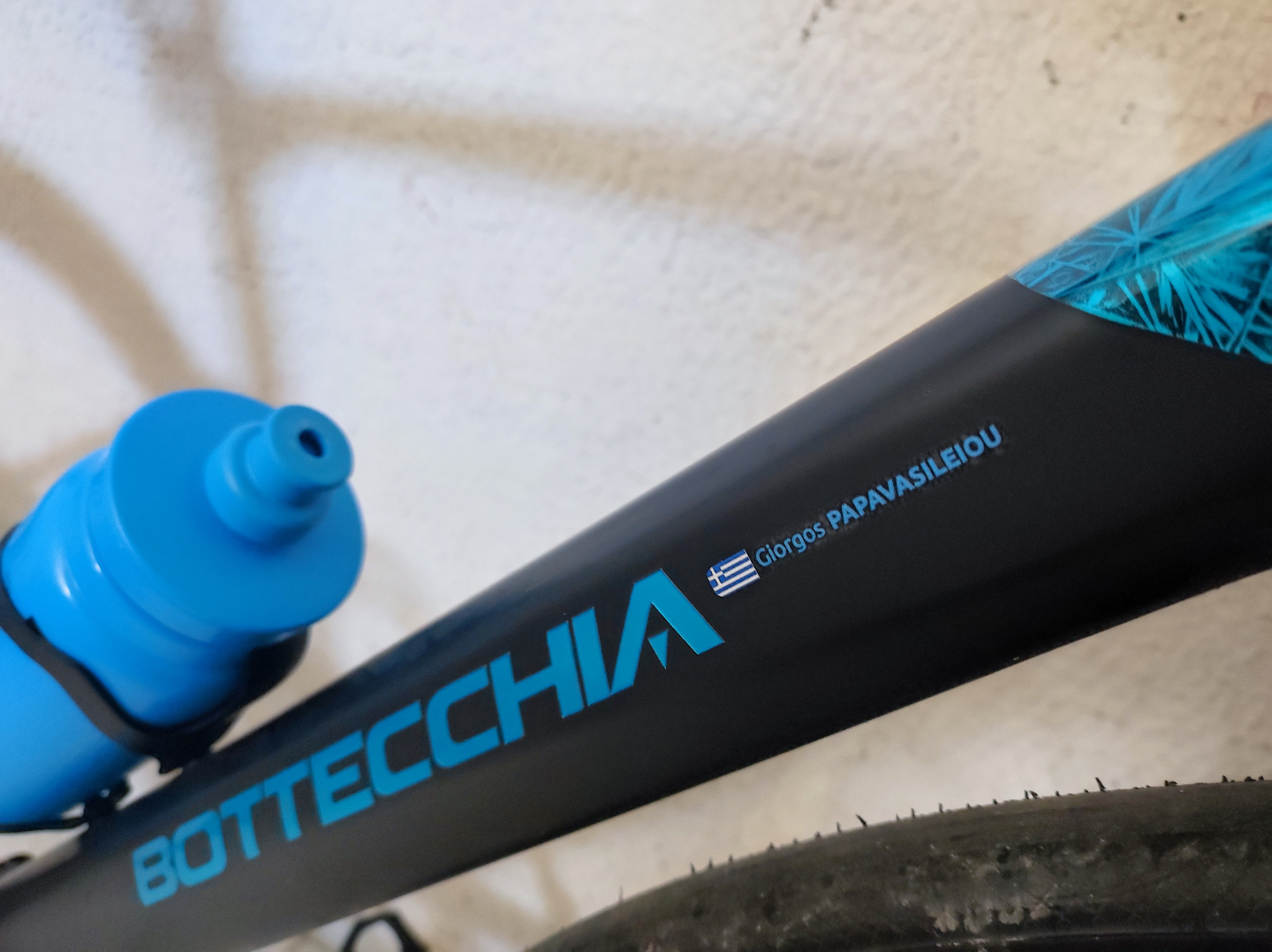 Freshly tagged! ???? Check out this custom setup by @giorgospapavasiliou.
Thanks for trusting us to add that extra flair to your bike. Looking sharp! ????

#AceSticker #CustomBikes #CyclingLife #BikeStickers
